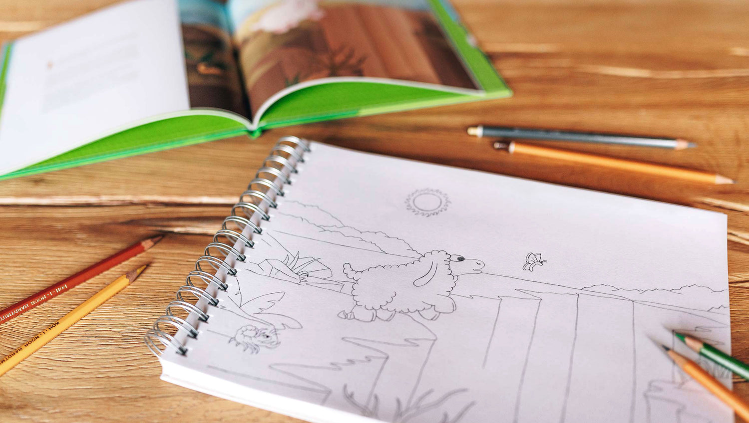 Vorgezeichnete Buchinnenseite mit Buntstiften