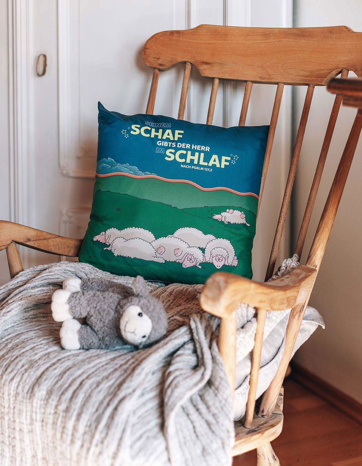 Kissen "Ein Schaf im Schlaf" auf einem Schaukelstuhl