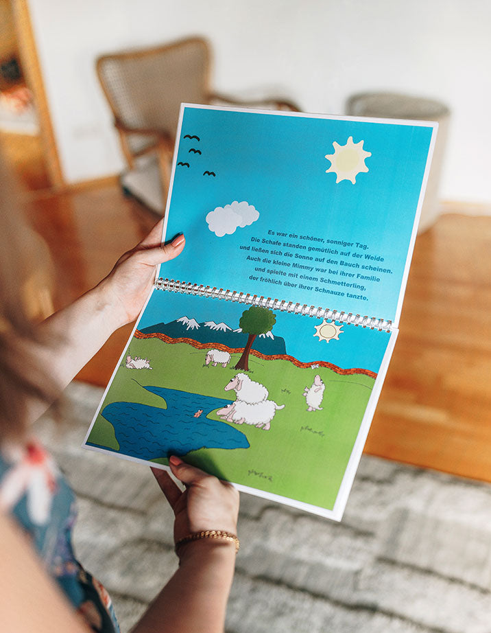 Rebekka Graßl hält die Original Spiralbindung in den Händen